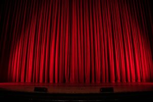 theaterlicht als verwijzing naar de carrière en het vermogen van Jamai Loman.