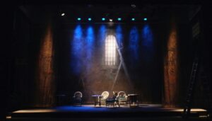 Theaterpodium en pretparksetting als verwijzing naar Studio 100 en het vermogen van Gert Verhulst.