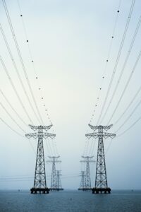 Twee parallelle hoogspanningslijnen als symbool voor de keuze van energieleverancier