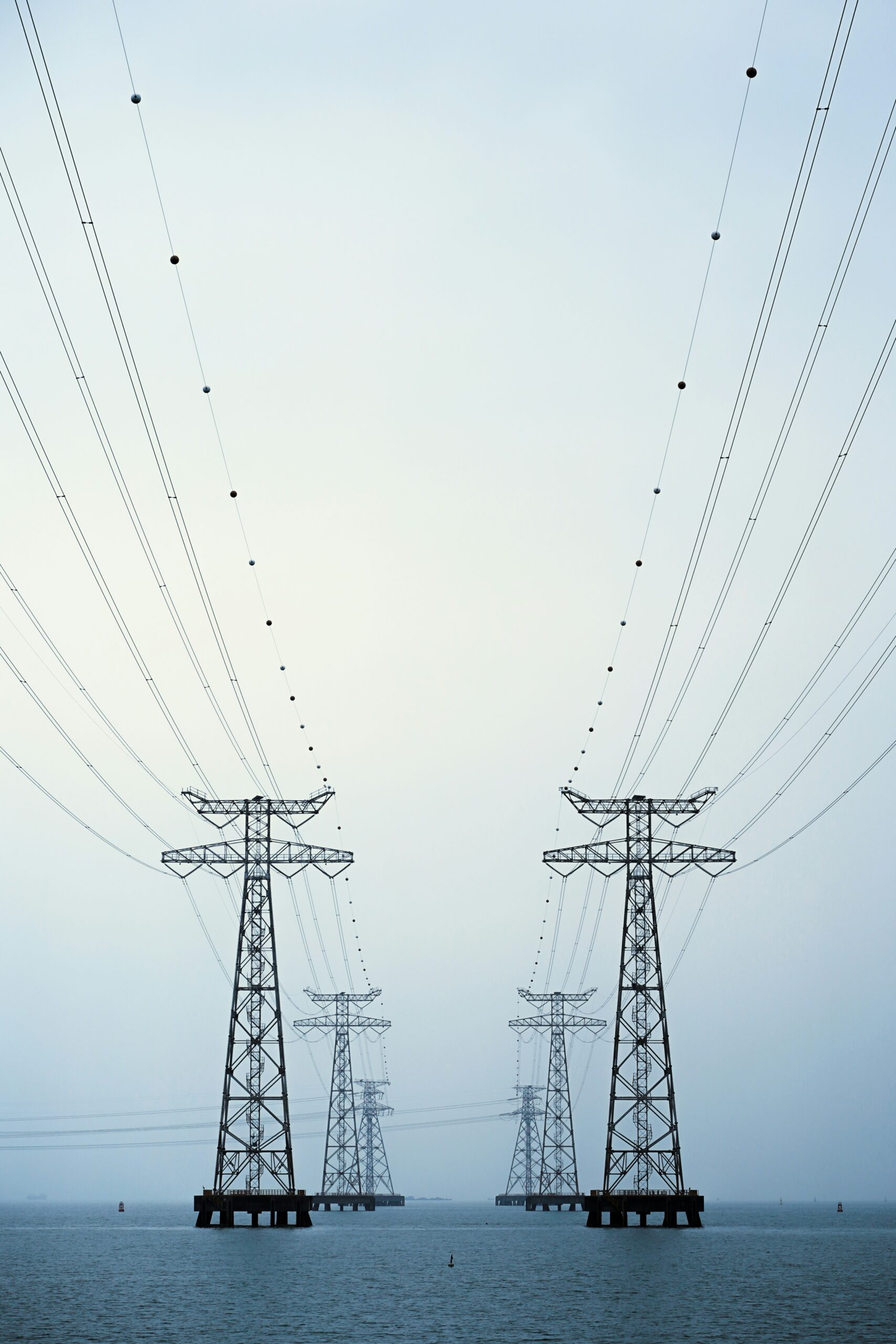 Twee parallelle hoogspanningslijnen als symbool voor de keuze van energieleverancier