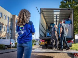 Vrouw bij verhuisvrachtwagen