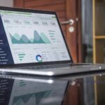 Laptop met financieel dashboard dat groei laat zien, passend bij side hustle ideeën en extra inkomen verdienen online