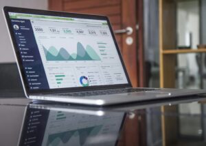 Laptop met financieel dashboard dat groei laat zien, passend bij side hustle ideeën en extra inkomen verdienen online