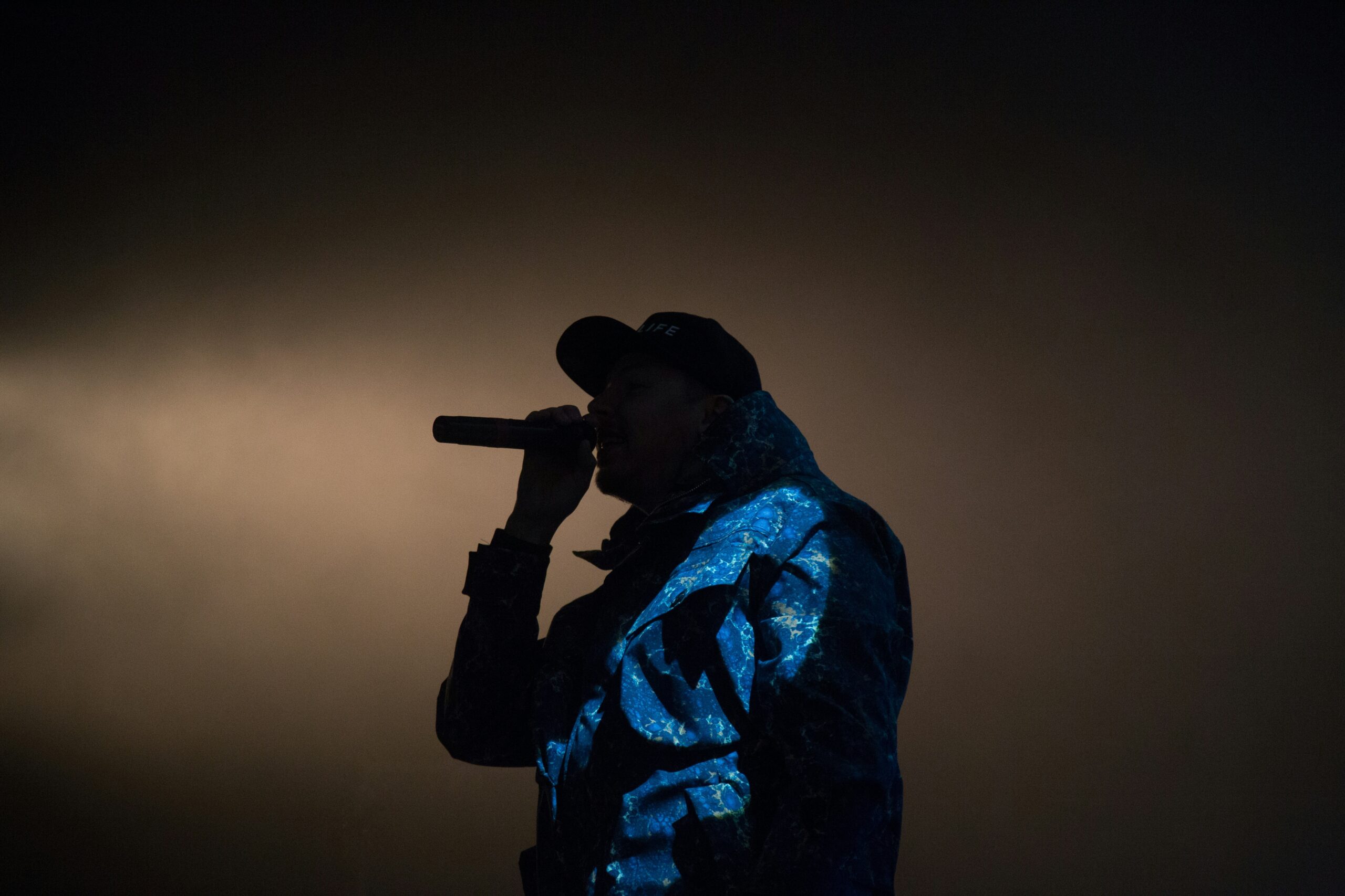 Rapper op podium als symbool voor rapper Kevin
