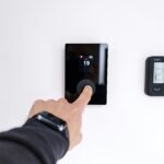 Thermostaat die wordt ingesteld als symbool voor duurzaam verwarmen