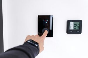 Thermostaat die wordt ingesteld als symbool voor duurzaam verwarmen