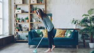 Vrouw met blote voeten op watergedragen vloerverwarming in een goed geïsoleerde woning als voorbeeld van duurzaam verwarmen.