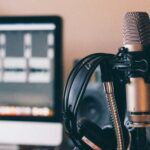 Radiostudio en microfoon als verwijzing naar het vermogen en de carrière van Froukje de Both.