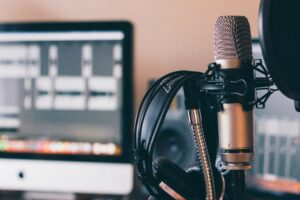 Radiostudio en microfoon als verwijzing naar het vermogen en de carrière van Froukje de Both.