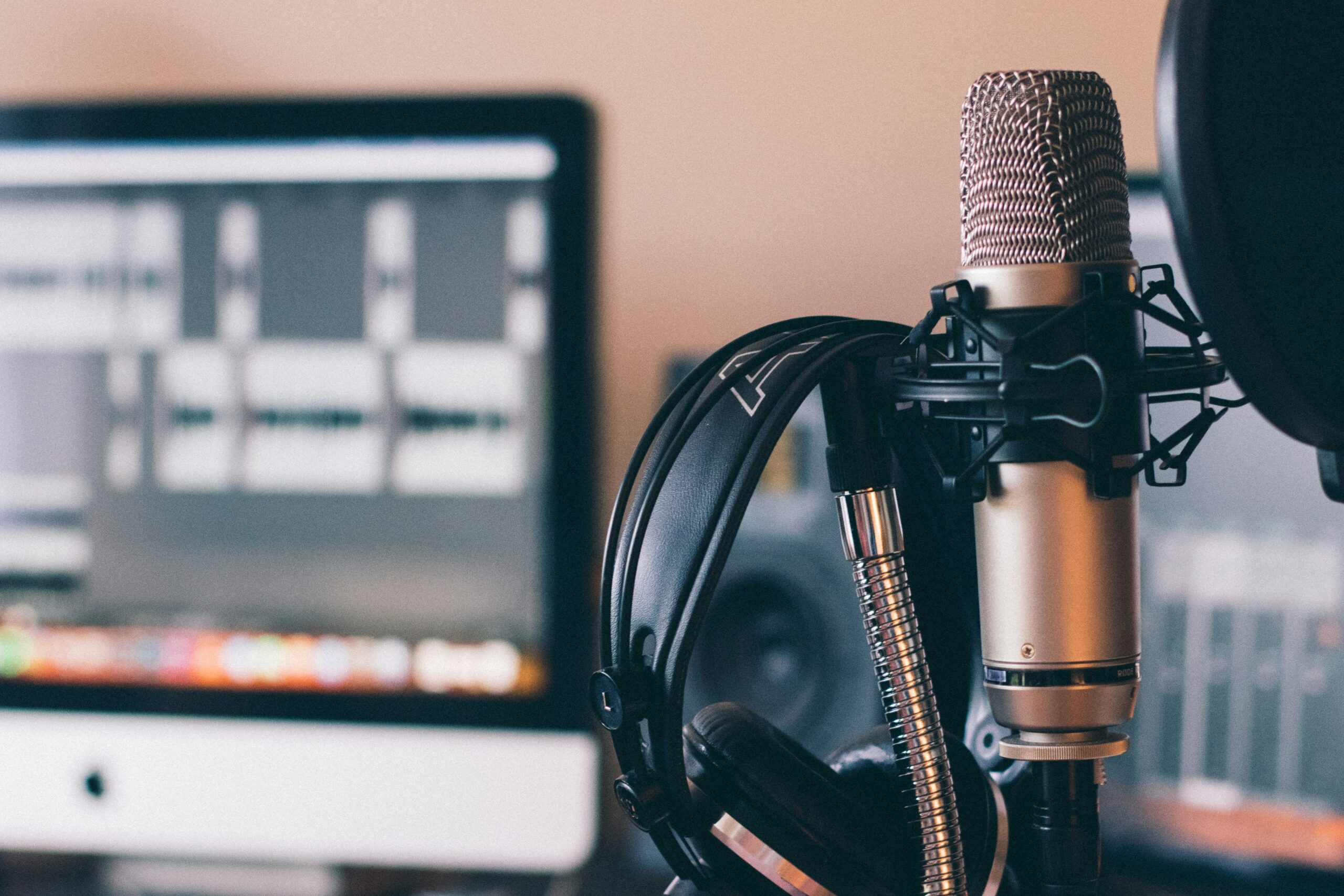 Radiostudio en microfoon als verwijzing naar het vermogen en de carrière van Froukje de Both.