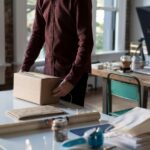 Ondernemer controleert duurzaamheidsclaims en productinformatie voor een webshop.