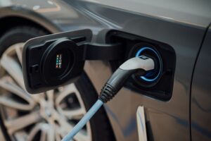 Elektrische auto aan een laadpunt bij een bedrijfspand.