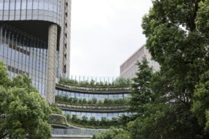 Modern bedrijfspand met groene daktuinen als voorbeeld van klimaatadaptatie tegen hitte en wateroverlast