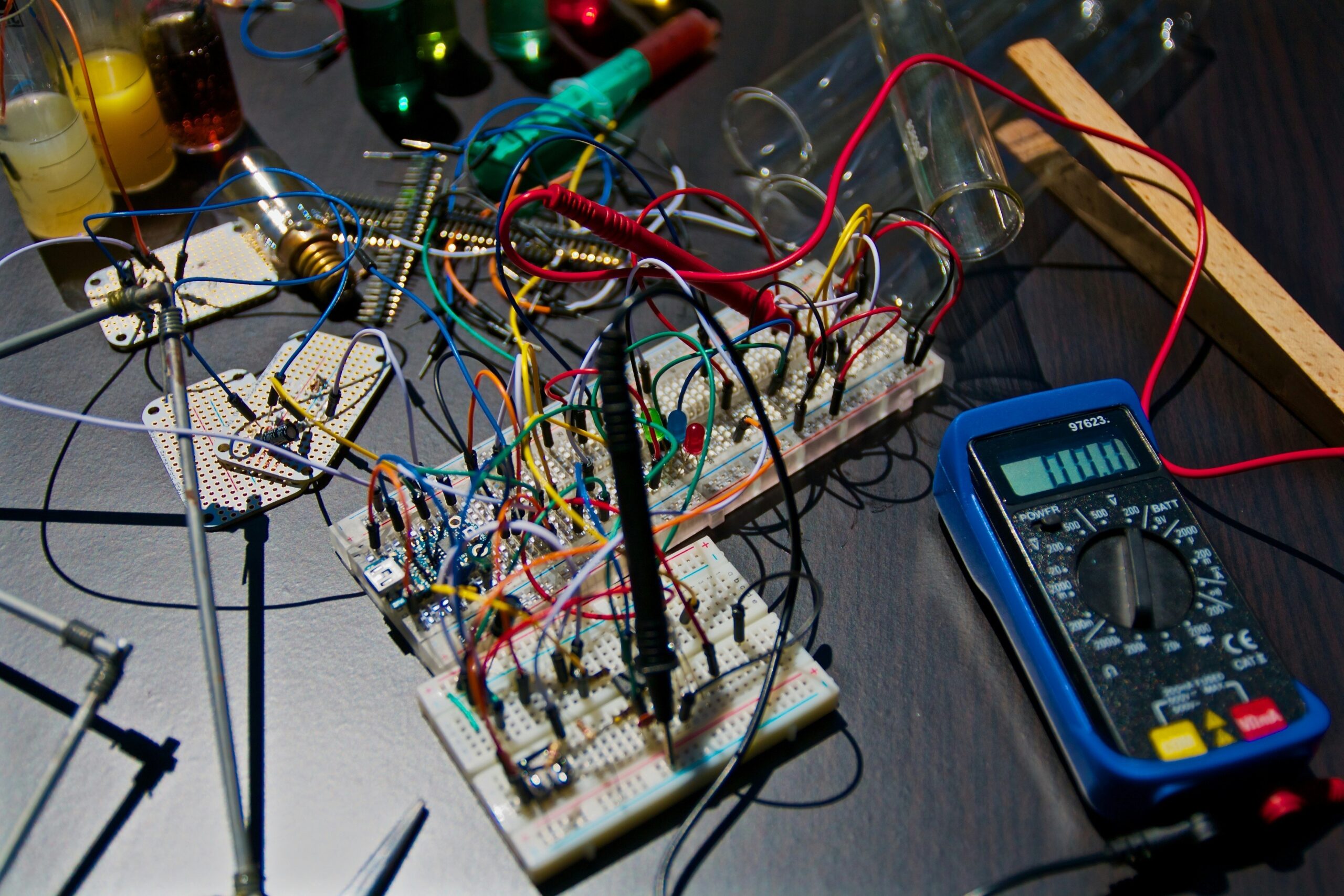 Technicus werkt met gereedschap aan een elektronisch apparaat.