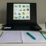 Ondernemer bekijkt duurzaamheidsdata en grafieken voor een VSME-rapportage