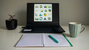 Ondernemer bekijkt duurzaamheidsdata en grafieken voor een VSME-rapportage