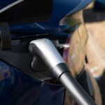 Laadstekker aangesloten op de laadpoort van een elektrische auto.