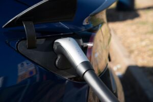 Laadstekker aangesloten op de laadpoort van een elektrische auto.