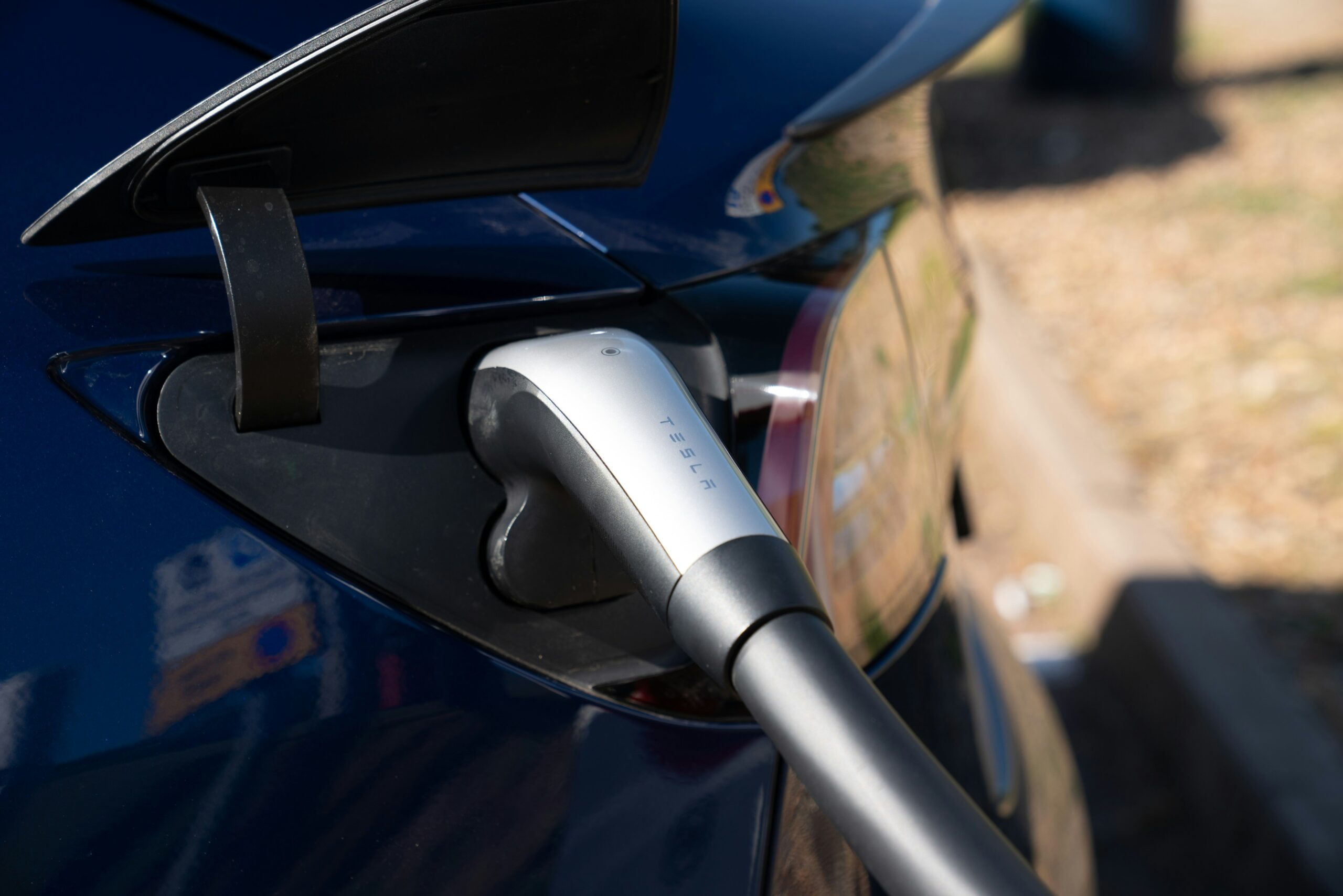 Laadstekker aangesloten op de laadpoort van een elektrische auto.