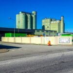 Industriële bedrijfsgebouwen onder een heldere blauwe lucht.