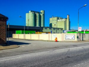 Industriële bedrijfsgebouwen onder een heldere blauwe lucht.