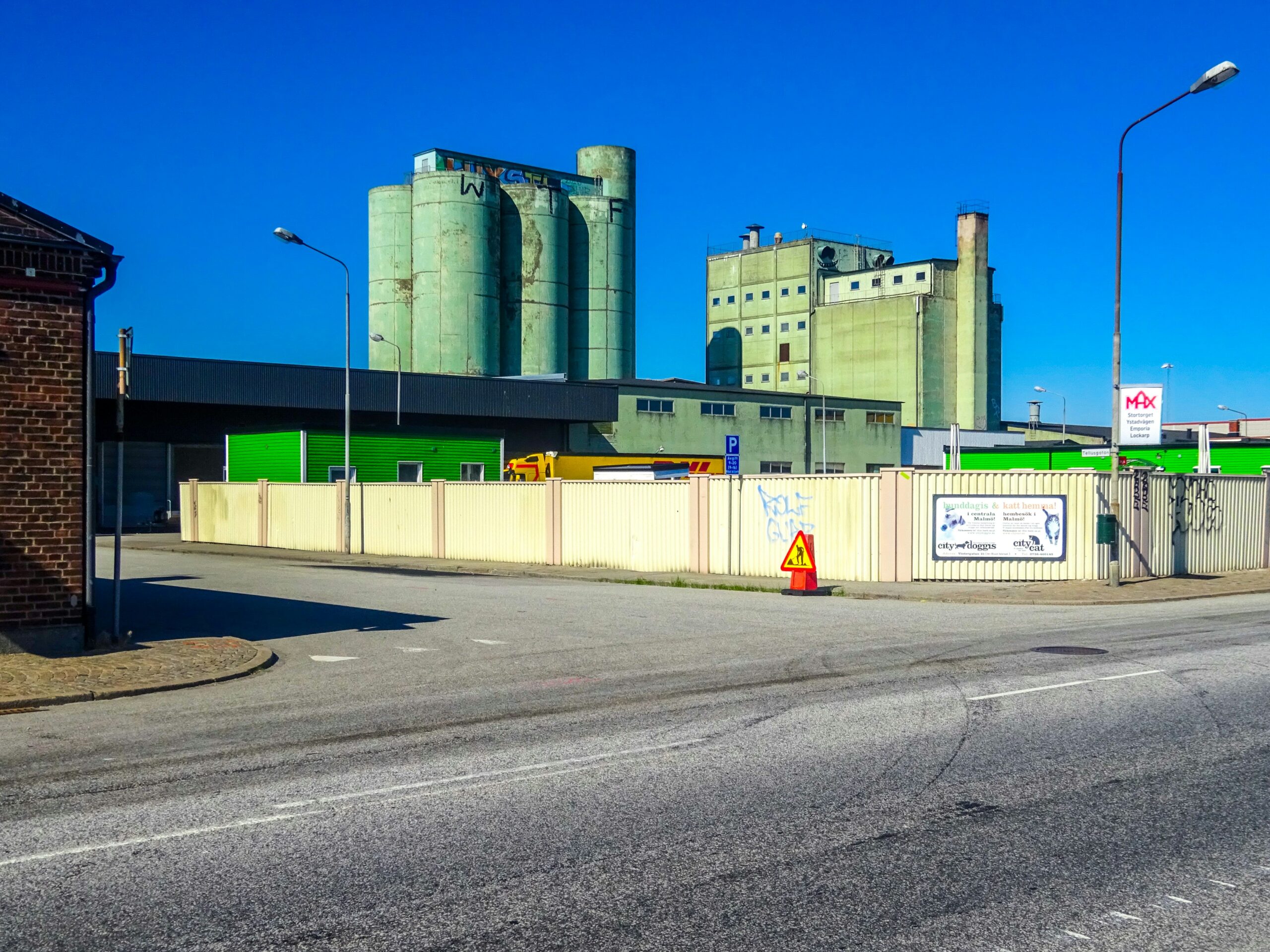 Industriële bedrijfsgebouwen onder een heldere blauwe lucht.